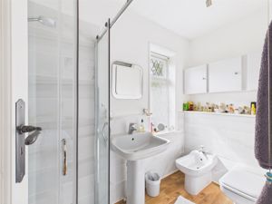 Ensuite 1- click for photo gallery
